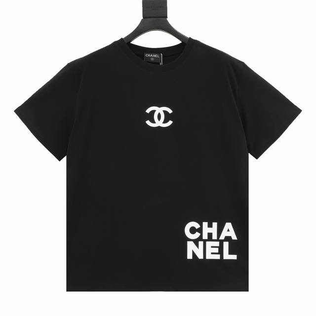 Chanel 香奈儿 胸口压胶短袖T恤 夏季渠道限定纪念T， 为无性别穿搭而打Call，符合当下的潮流审美 搭配上品P的Logo标语，一切尽在不言中！客供针织棉