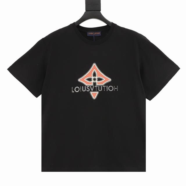 Louis Vuitton 路易威登 闪钻字母绣花圆领短袖 秀场版型、胸前呈现 Marque L. Vuitton Deposee 珠饰刺绣、后部翻转效果、标签
