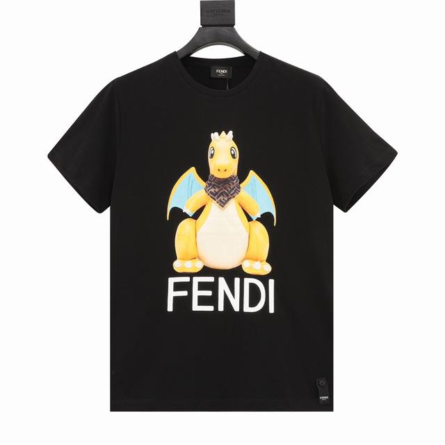 Fendi 芬迪 龙年限定印花短袖T恤 定织定染260克进口原版面料,超级质感 舒适柔软透气。胸前满印编织美金熊图案及Logo字母纯手工印花，每一处印花都极致彰