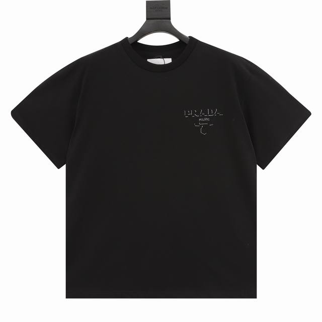 Prada 普拉达 立体压膜圆领短袖 赛尔棉面料、立体压花徽标、正方版型、圆领短袖、平直底边、全套辅料配备！采用26S双纱面料，280G；搭配32支双纱，300