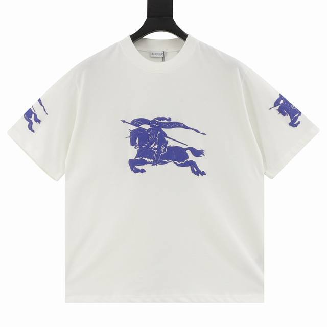Burberry 巴宝莉 25Ss 发泡大战马短袖T恤 面料采用定制240G 26支特滑双股精棉平纹高密无尘全棉布料。前幅高密度加厚，走线平整，代工品质，全套定