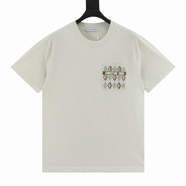 Dior 迪奥 25Ss 菱形皮标口袋短袖 Dior新款短袖，甄选260G重磅纯棉，垂坠挺括且亲肤透气；Oversize廓形剪裁随性慵懒，胸前立体贴袋以藤格纹绗