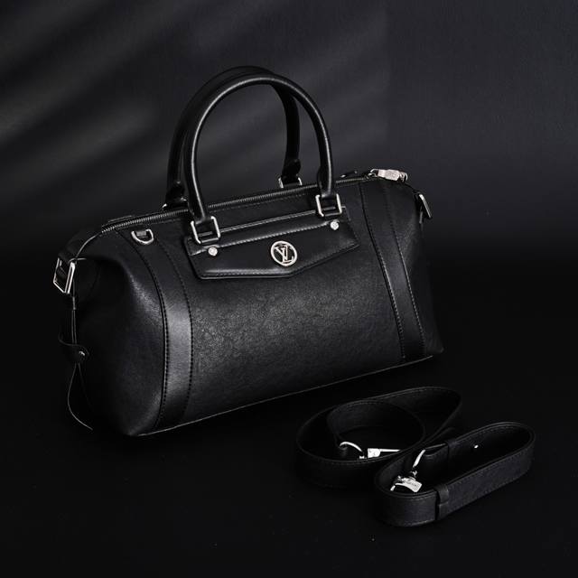 Louis Vuitton Lv Nano Biker黑色小羊皮机车包手提单肩包M14623 爆款来袭 超级时髦帅气炫酷的机车包它来了 最新爆款机车包型、包身采