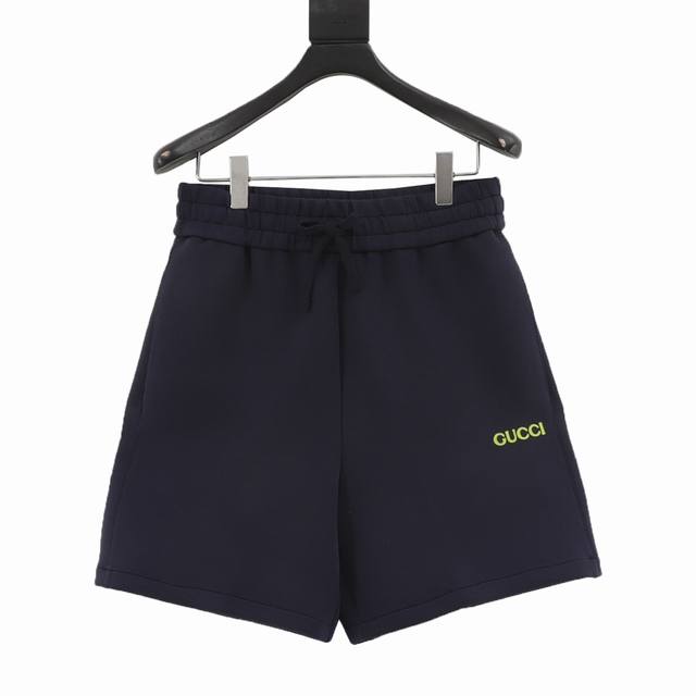 Gucci古驰Guc 黄字母贴饰短裤 采用95%再生黏胶纤维与5%氨纶的黄金配比，织造出如第二层肌肤的柔感体验。黏胶纤维结构具有天然的亲水性，可快速吸收并蒸发汗