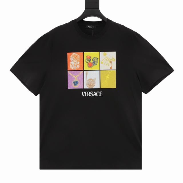 Versace范思哲 饰品印花短袖T恤 定制绮梦四季绒棉，手工印花，将非花纹部分的网孔封闭，以便印花色浆透过网孔沾印在织物，使用刮刀将印花色浆均匀地刮过筛网，使