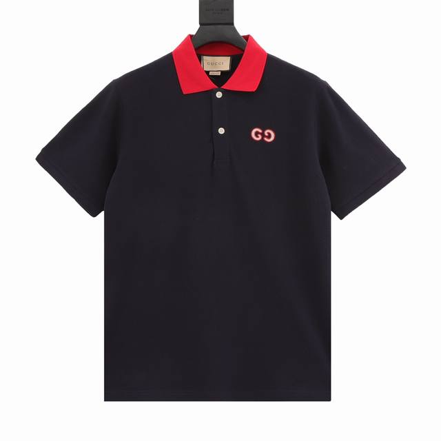 Gucci 古驰 双G刺绣Logo翻领Polo短袖 选用棉质珠地网眼布打造，定制材质260G长绒棉，衣领为双系统提花定织扁机制成，有弹性，不变形，衣服全部原生布