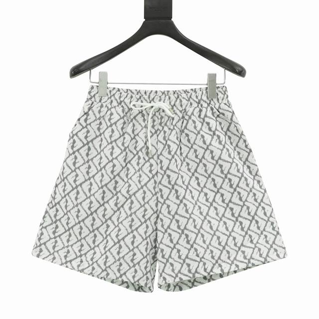 Fendi 芬迪 Ff满印短裤 进口高支高密的全棉梭织面料 通体老花图案元素 采用德国原装进口数码直喷机械设备 全件满印印后再做渗透工艺 特用红外线定位对花 还