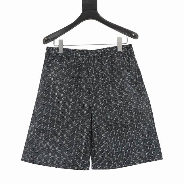Gucci 古驰 25Ss 满印老花短裤 作为Gucci Lido系列的一部分，这件单品从意大利海岸的夏日风情和海滩俱乐部汲取灵感。这款常规版型短裤以灰色和白色
