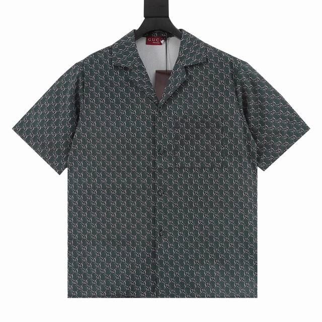 Gucci 古驰 25Ss 满印老花短袖衬衫 作为Gucci Lido系列的一部分，这件单品从意大利海岸的夏日风情和海滩俱乐部汲取灵感。这款常规版型衬衫以灰色和