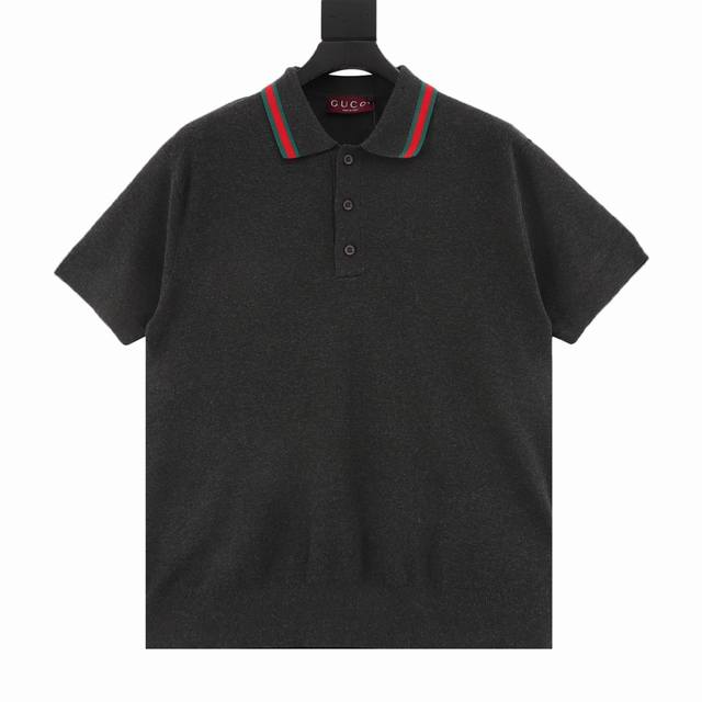 Gucci 古驰 25Ss 红绿提花领针织Polo短袖 以弹力珠地棉匠心演绎，搭配领口织带细节，更显精巧趣致。手感细腻柔软！呈现休闲裁剪，上身版型超赞！ Siz