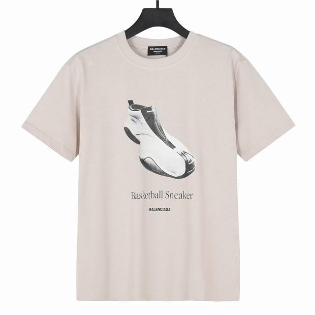 Balenciaga巴黎世家官网同款球鞋Logo短袖T恤 面料采用300克重双纱精梳棉，定制32支1*1螺纹，成衣两遍水洗处理，面料舒适亲肤无异感，定制定染面料