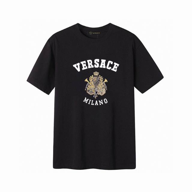 Versace 范思哲皇冠字母短袖T恤,简单的设计看起来特别大方！版型剪裁特别有讲究！上身很洋气显瘦内搭外穿都看高密针织圆领设计，平整简约！亲肤透爽！T恤面料的