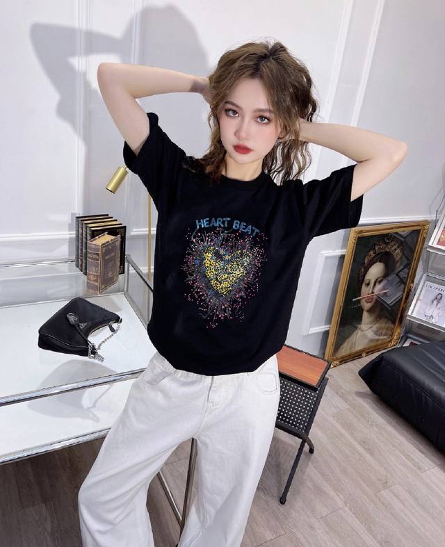 Dior 爱心印花短袖T恤 上身图
