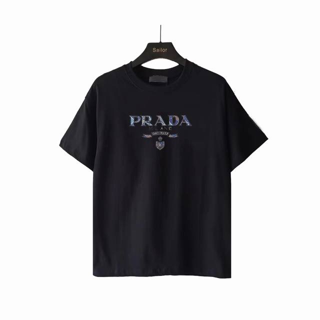 实拍细节图+尺码表 Prada普拉达字母硅胶批彩色绣花布工艺情侣休闲短袖T恤 最高版本！定制面料270克 %双纱全棉！字母硅胶批彩色绣花布工艺设计！ 辅料：开模
