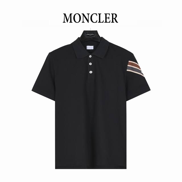 Moncler 蒙口 25Ss 手袖织带拼接徽章短袖Polo杉 采用定制珠地面料，为整件Polo衫奠定了高品质基础。珠地布独特的蜂巢状组织结构， 使得面料表面呈