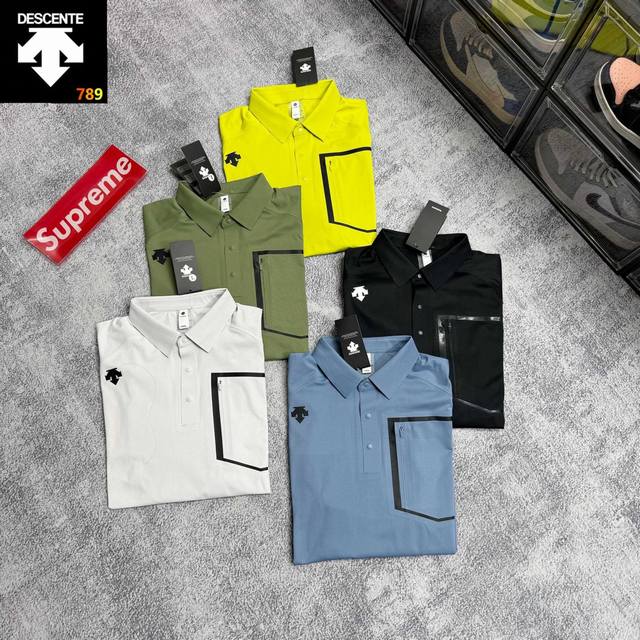 Descente 迪桑特官方同款功能性Polo衫 Polo面料，轻质挺阔，具备超强的吸湿速干和防晒功能，在夏日里也能保持清爽舒适。 面料特性 轻质挺阔：这款功能
