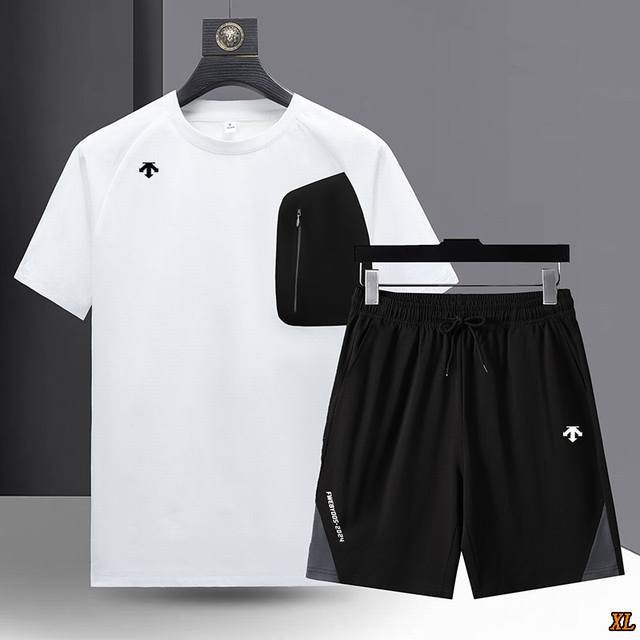 Descente迪桑特 独家实拍上新夏季高品质冰丝休闲短袖短裤时尚潮流套装透气百搭宽松运动两件套，本季主打，货源充足，放心主推，高端品质，经典设计，做工出色，经