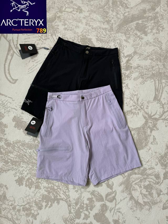 始祖鸟女款25夏季新品！Gamma女款轻量透气速干弹力休闲运动软壳短裤！观网门店同步！代工厂P出品！客供五金辅料！细节做工都做的很赞！面料透气清爽有弹力！手感非