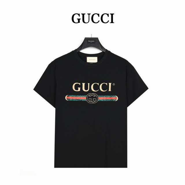 Gucci 古驰 经典款做旧腰带短袖 标识精致升级，灵感源自八十年代复古印花。采用定制面料。添加杜邦公司Sorona 索罗娜 材料，亲肤性好、改善缩水，同时可以