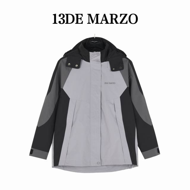 13Demarzo 后背小熊冲锋衣外套 13De Marzo这款外套提供米色和灰色两种选择，设计上最大的亮点是背部的毛绒玩偶装饰，为整体造型增添了一抹童趣和个性