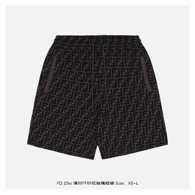 Fendi 芬迪 25Ss 满印Ff印花抽绳短裤 灵感源自八十年代复古，采用定制面料制作而成，官方同款，面料经过同缸染色工艺处理，手感舒适柔软，既时尚又具有个性