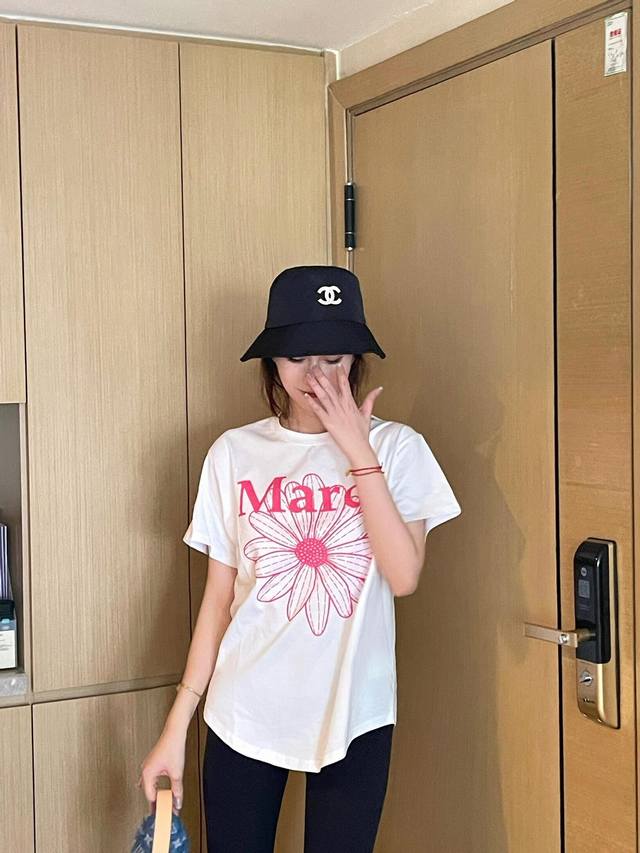 今天最喜欢Mardi粉色小雏菊 喜欢的衣服要每天穿！ 今天最喜欢这件～ 年轻减龄Mardi粉色小雏菊#Ootd每日穿搭[话题]# #每日穿搭[话题]# #白T穿