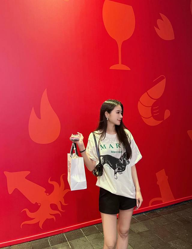 小腊肠即买即穿 真舒适～ #Mardi[话题]# #Mardi腊肠狗[话题]# #穿搭不重样[话题]# #我和好朋友的日常[话题]# #周末快乐碎片[话题]#
