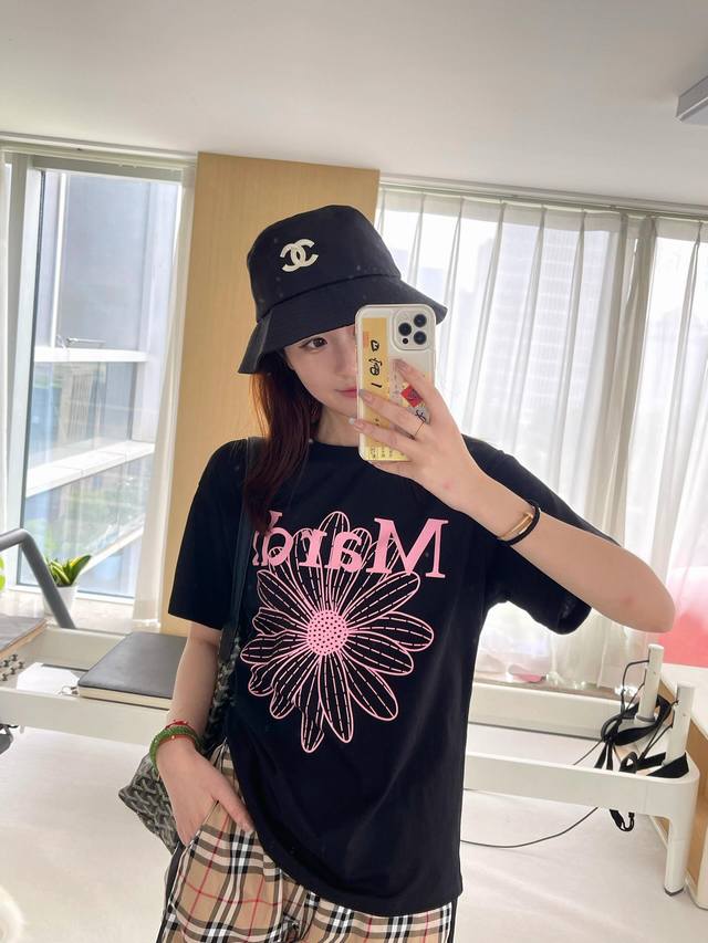 黑色Mardi小粉雏菊！永远对小粉花没有抵抗力 黑色T我的最爱！搭配上我最近的心头好小粉雏菊！好看炸裂！再加上渔夫帽子有没有感觉这个夏天的标配诞生了#一周T恤不