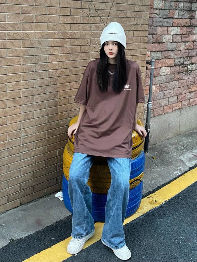 上新！Nb新款情侣圆领短袖T恤！超级吸睛！ 色调上的搭配效果自带层次，视觉上很有高街调性！重工艺高质感，棉质感强，男女同款！ 尺码：S-3Xl 颜色：咖啡色 S