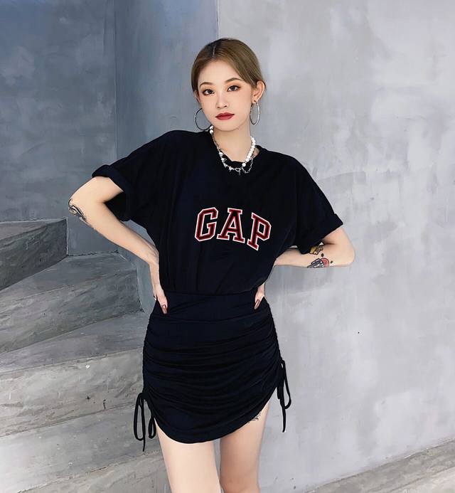 上新！Gap新款短袖T恤,版型剪裁特别有讲究！上身很洋气显瘦内搭外穿都看 高密针织圆领设计，平整简约！亲肤透爽！T恤面料的柔软性舒适性无可挑剔！男女均可驾驭，打