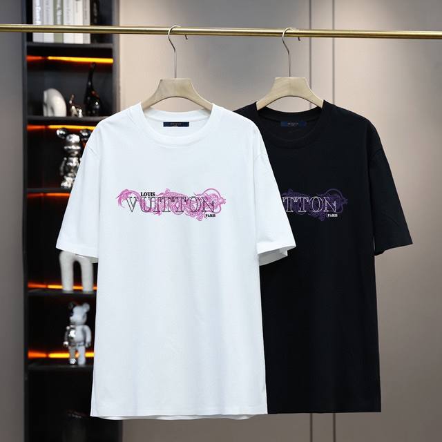 路易威登Lv夏季龙年限定版新款男女同款！ 面料亲肤柔软，高品质印花，极具立体感，触感肌理效果，辅料齐全， 精致百搭！ 颜色：黑色 白色 码数：S-3Xl