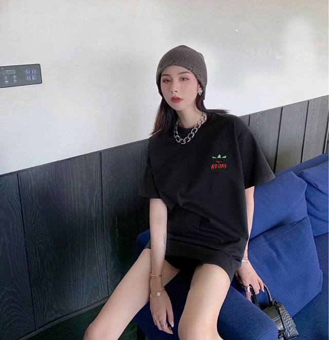 上新！Adidas 阿迪达斯圆领短袖T恤，超级吸睛！ 不仅保留了品牌传统的招牌风格，色调上的搭配效果自带层次，视觉上很有高街调性！重工艺高质感，棉质感强，男女同