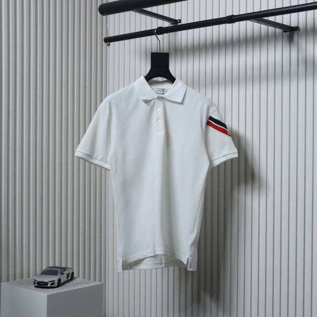 Moncler 蒙口 25Ss 手袖织带拼接徽章短袖Polo杉 采用定制珠地面料，为整件Polo衫奠定了高品质基础。珠地布独特的蜂巢状组织结构，使得面料表面呈现