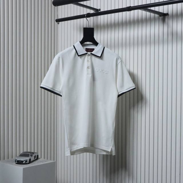 Gucci 古驰 25Ss 领拼字母贴布刺绣短袖Polo杉 选用定制珠地面料，奠定衣物高品质基础。珠地布有着特殊的蜂巢状透气结构，带来良好的吸湿透气性，即使在炎