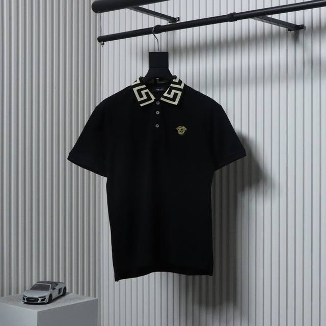 Versace 范思哲 美杜莎头像金标刺绣短袖Polo杉 定制珠地面料，质感十足，不仅细腻亲肤，且透气性优越，让您在穿着时时刻感受舒适。品牌标志性的轻奢主义在这