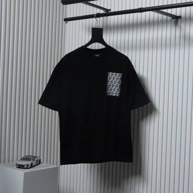 Fendi 芬迪 24Ss 胸口方块Ff印花短袖 甄选长绒棉纱，260G精纺高支重磅定织定染面料，裁前高温洗水定型，成品再洗柔，穿着感受亲肤棉柔，垂感自然。专柜