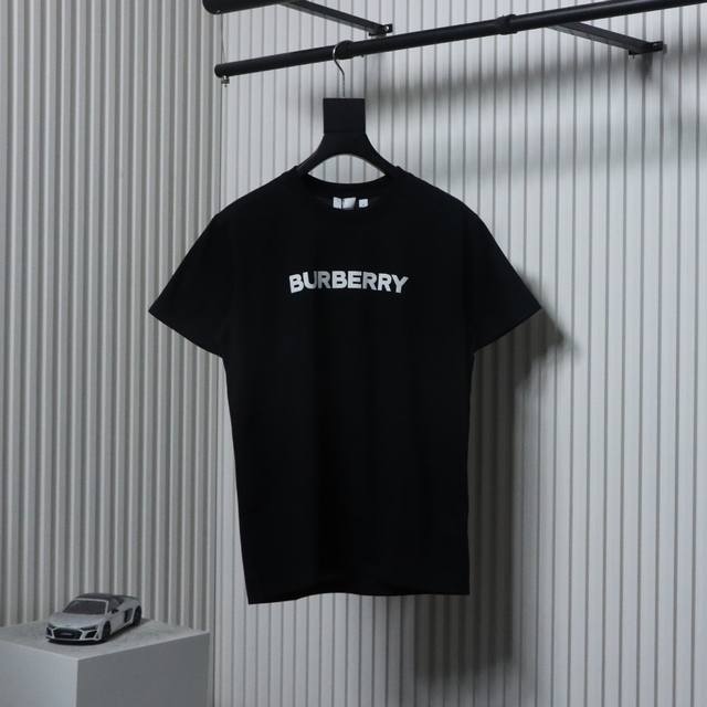 Burberry 巴宝莉 22Ss 发泡印花字母短袖 面料采用纯棉毛精梳棉面料，对色定染面料，采用进口水浆发泡厚版印花，上身效果宽松休闲，三标齐全 ，男女同款