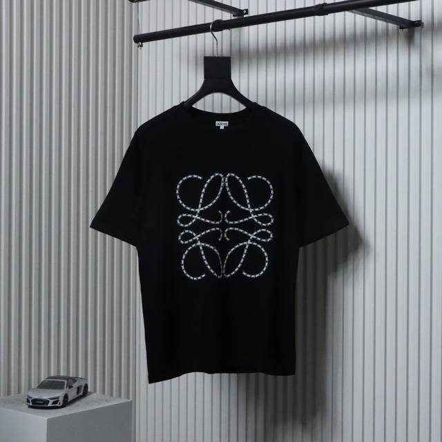 Loewe 罗意威 25Ss 刺绣徽标Logo短袖 面料采用32支双纱260克高克重纯棉面料 厚织感加上紧密纺纱工艺，不会影响Tee的透气性，成色的饱和度很高