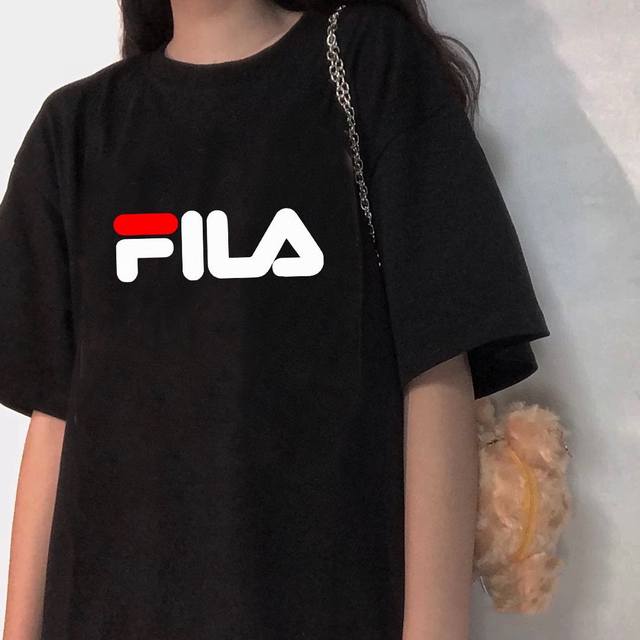 Fila 斐乐中性风格圆领纯棉短袖T恤，颇具标志性的 Logo与颜色素净的基础款型相结合，打造低调百搭又具有品牌特色的代表性单品！ 此款依旧延续了极简设计，经典