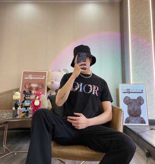 上新！元素碰撞，超级吸睛！Dior迪奥新款花卉字母印花情侣款圆领短袖T恤，全部采用上等原料，质感好颜色鲜明！ 这种款式上身回头率超高！基础款的圆领Tee,男女均