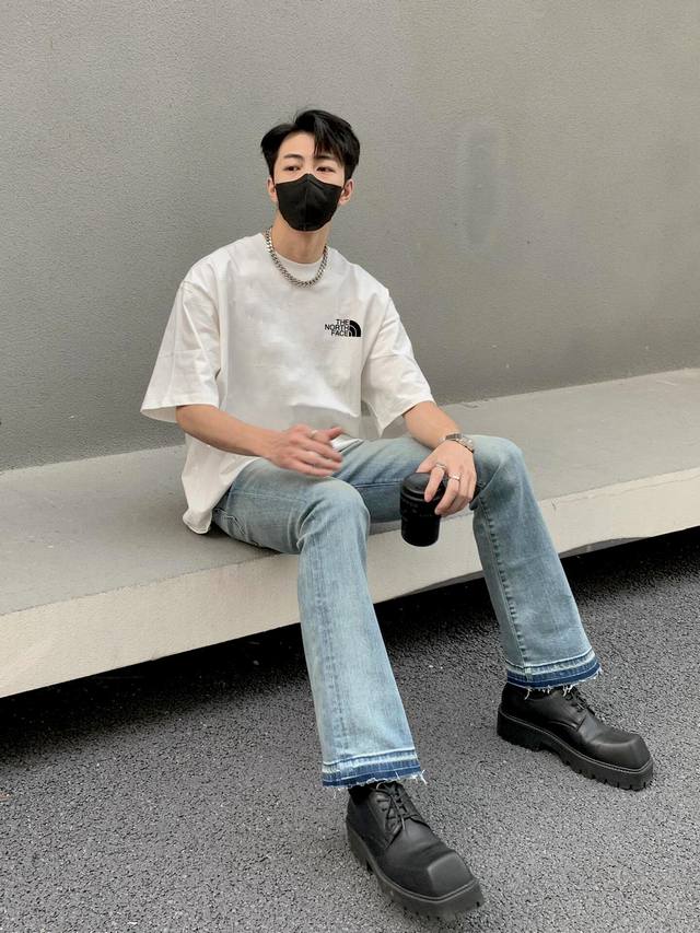 北面新款印花减龄短袖T恤！减龄百搭！宽松的剪裁非常能藏肉！能够容纳各种身材！不同身高都能驾驭 ！男女情侣同款！ 颜色：白色 黑色 尺码：S～3Xl