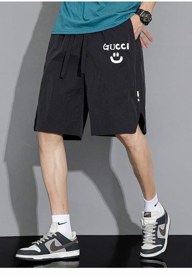 Gucci 古驰 23Ss 油画笑脸运动宽松短裤 官网发售｜兼运动与潮流｜超百搭 最大的优点就是柔软轻薄透气 不闷不热 会呼吸的面料 亲肤性跟保形性好 上身超轻