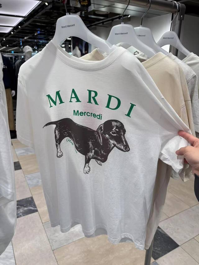 Mardi Mercredi小雏菊短袖T恤 整体版型超级正宗 袖子是女士雅致的版型 印花品质无敌，门面功夫做的超赞 #潮牌T恤[话题]# #百搭基础款[话题]#