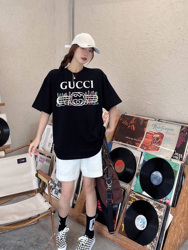 Gucci 古驰 年新春系列兔子标识印花短袖T恤，Gucc*品牌呈现一系列色彩靓丽的甄选成衣和配饰，并饰有各种充满怀旧意味的兔子图案意义兔飞猛进。 Colour