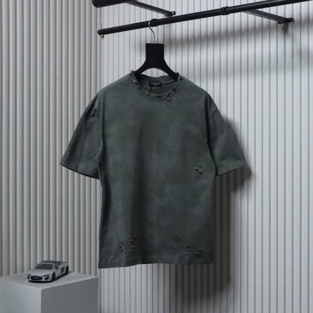 Balenciagag 巴黎世家 23Ss 铆钉穿刺水洗破洞短袖定织定染国标高支高密280克重磅面料，380克双纱十字罗纹，螺纹采用同缸染色，颜色一致无色差，水