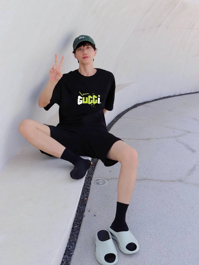 上新！Gucci古驰新款短袖T恤,卡通设计看起来满满的时尚感！版型剪裁特别有讲究！上身很洋气显瘦内搭外穿都看 高密针织圆领设计，平整简约！亲肤透爽！T恤面料的柔