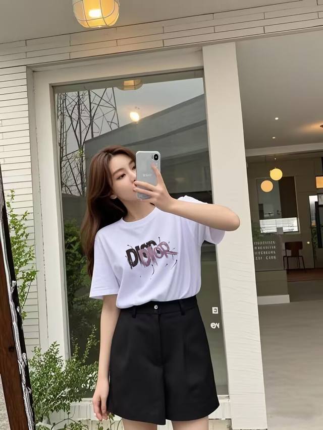 Dior迪奥新款印花短袖男女同款！纯棉面料透气舒适，印花洋气上身效果很好看，男女同款！ 颜色：黑色 白色 尺码：S-3Xl