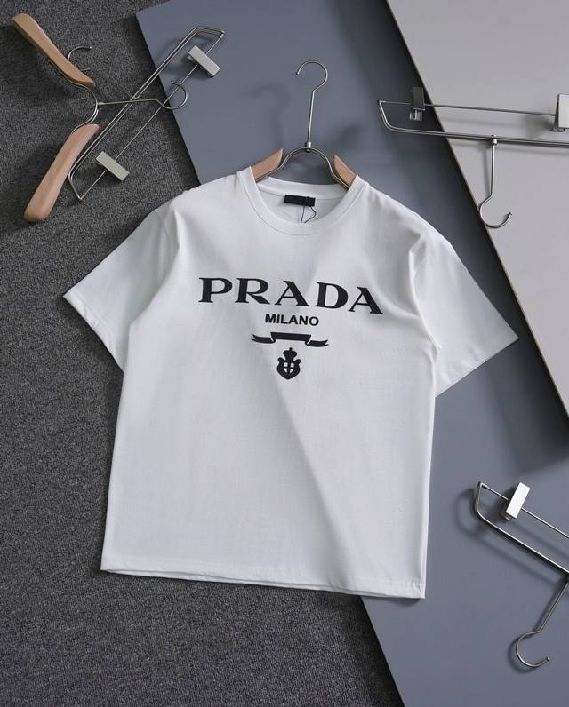 Prada 2322# 新款普拉达字母印花Logo圆领 情侣休闲短袖T恤 最高版本最高版本原版面料 全网独家首发！高端定制280克双纱！ 原版走线，原版吊牌配戴