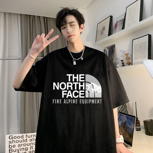 Thenorthface北面短袖T恤情侣款高山系列， 面料选用100%原厂！纯棉透气舒适又吸湿，手感柔软亲肤，平滑的触感富有弹性，吸汗性与排湿性都绝佳，男女通用