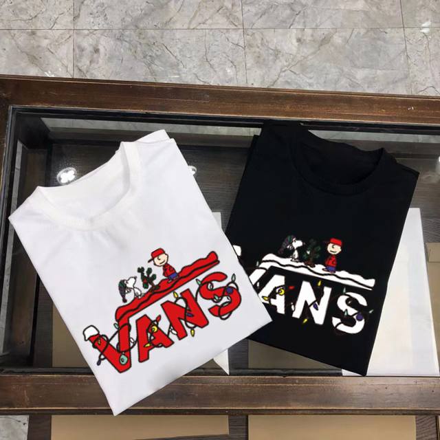 Vans专柜同款 新款基础款短袖 真正的大厂原单品质！面料采用220高克重纯棉质地，反复水洗不易变形。 定位裁剪、版型纯正！正面是精致的北面小标点缀，背后经典大